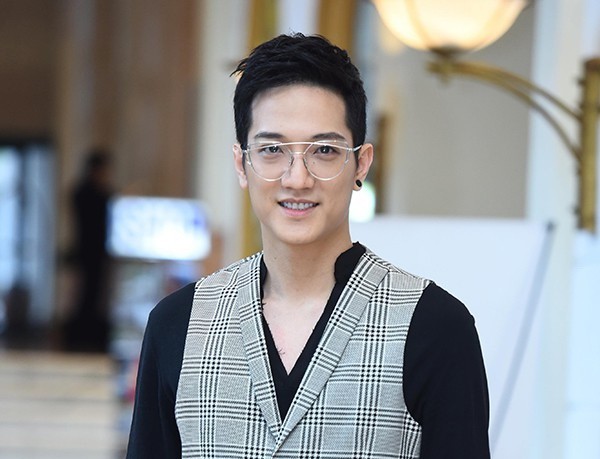 在新片《城市的女孩們》新聞發佈會上的演員志仁。