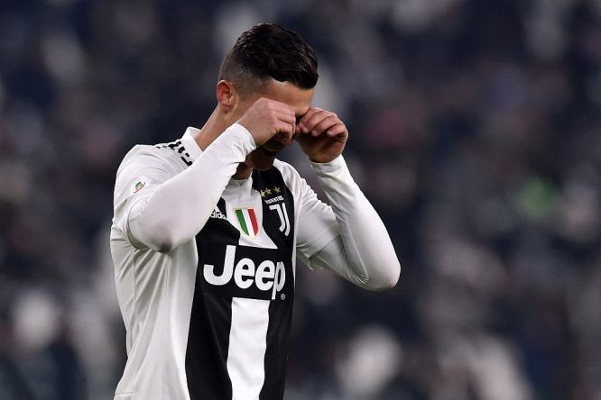 C羅踢丟點球捂眼不敢信。（圖源：互聯網）