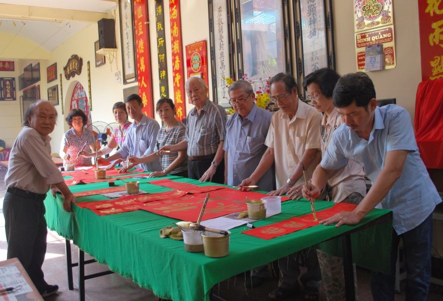 昨(23)日，書法分會各位書法家已開始書寫對聯、揮春，準備懸掛在會場讓各界熱心人士欣賞和選擇。