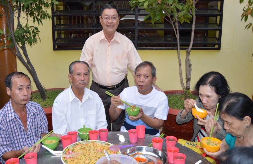 劉南標慈善組長招待眾善信。