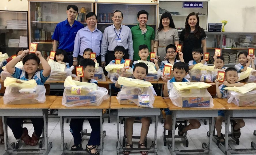 金童學生獲送禮物充滿喜悅。