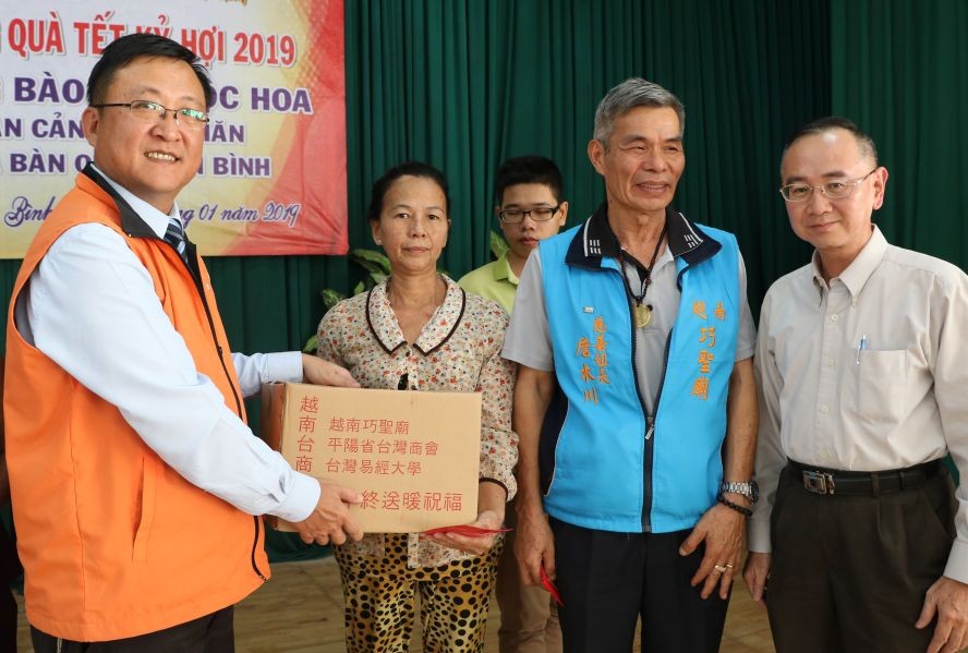 范興主任、詹木川組長和吳俊瑩會長(右起)向華人贈送禮物。