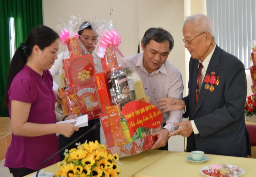 黃文鴻玉主任向黎文景老伯致送新年禮物。