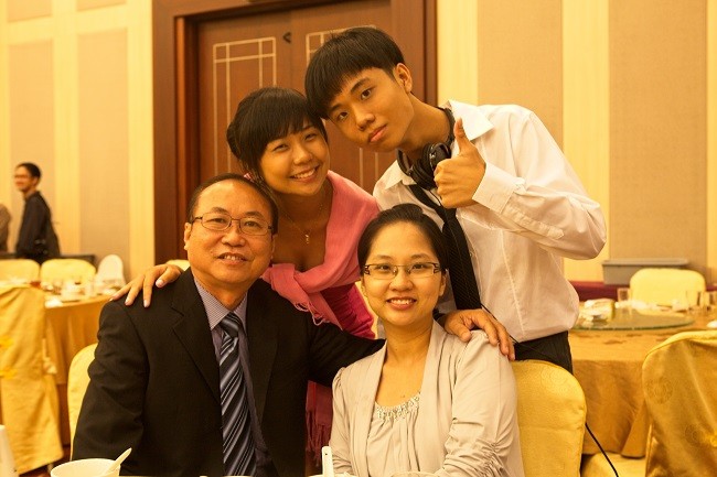 高慧芳(前排右)和父親高肇力(前排左)與弟妹們一起合照。