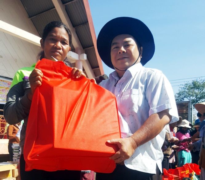 丁文森向貧困少數民族同胞贈送新年禮物。