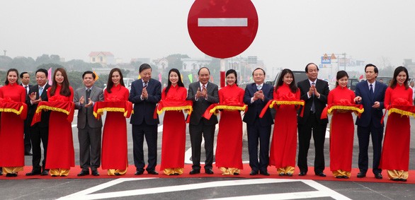 政府總理阮春福（右八）出席剪綵儀式。（圖源：俊馮）