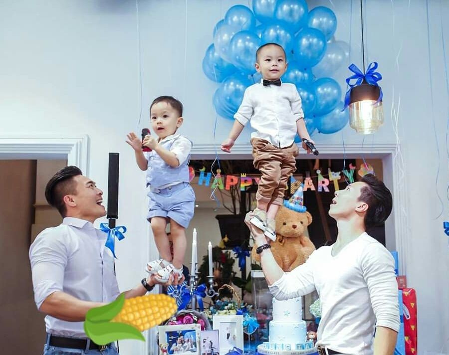 江家兩兄弟正與孩子同樂。