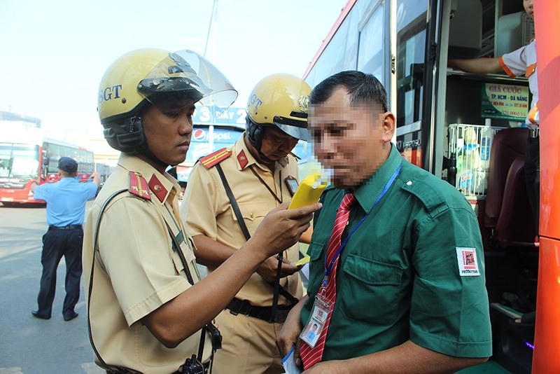 聯部門檢查團對東區車站的出站客車司機進行快速檢測酒精濃度。（圖源：黎叉）