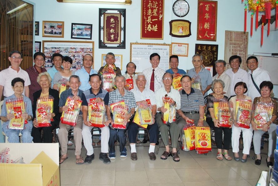諸位理事向宗親長者贈送敬老禮物。