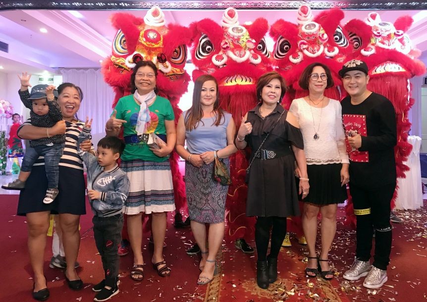 各位熱心人士為醒獅點睛後留影。