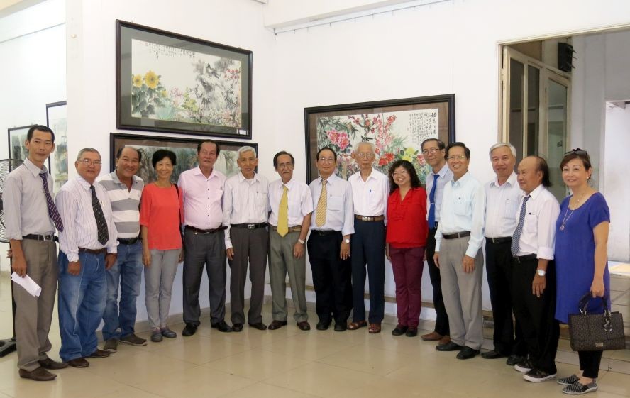 貴賓參觀華人美術展後與各畫家合照。