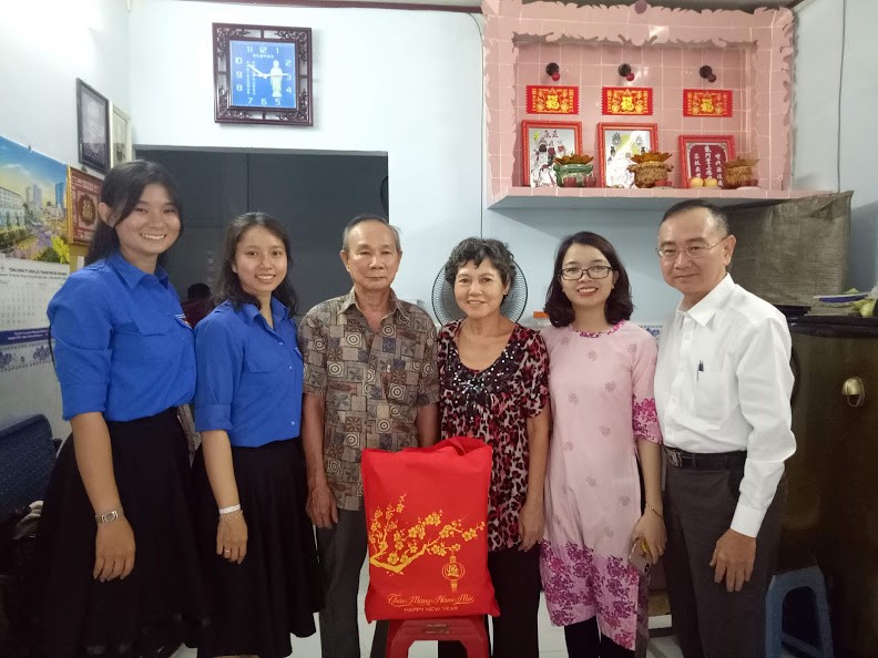 范興主任（右）與孔濟河夫婦（左三、四）和共青團代表合影。