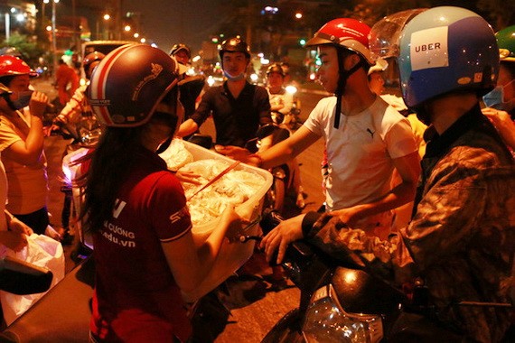 張黃隆的慈善組齊備禮物，準備出發。