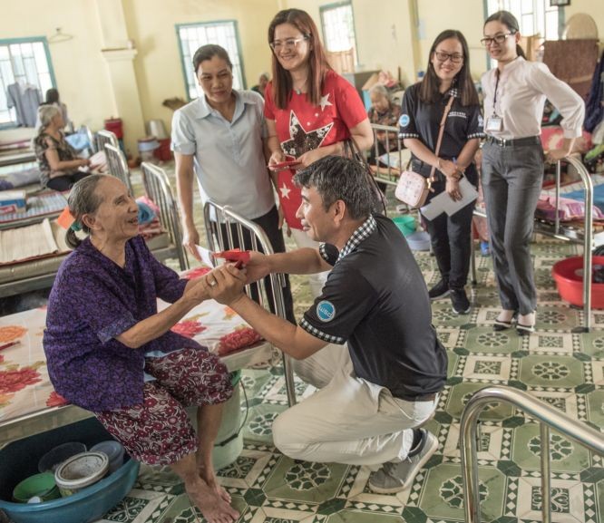 吳明穎會長慰問老人的身體狀況。