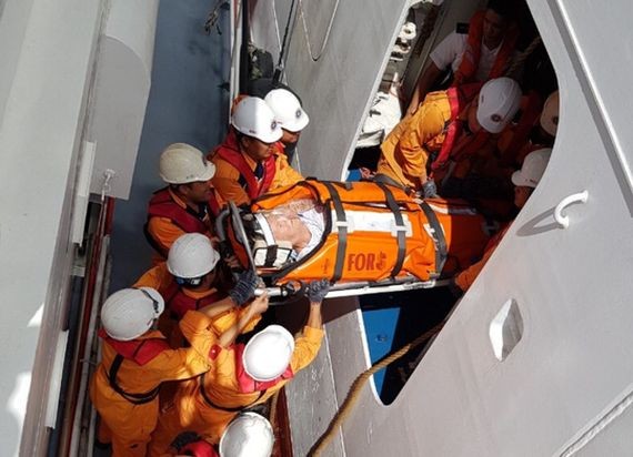 救援隊把患重病的美籍遊客送上岸治療。（圖源：奇楠）