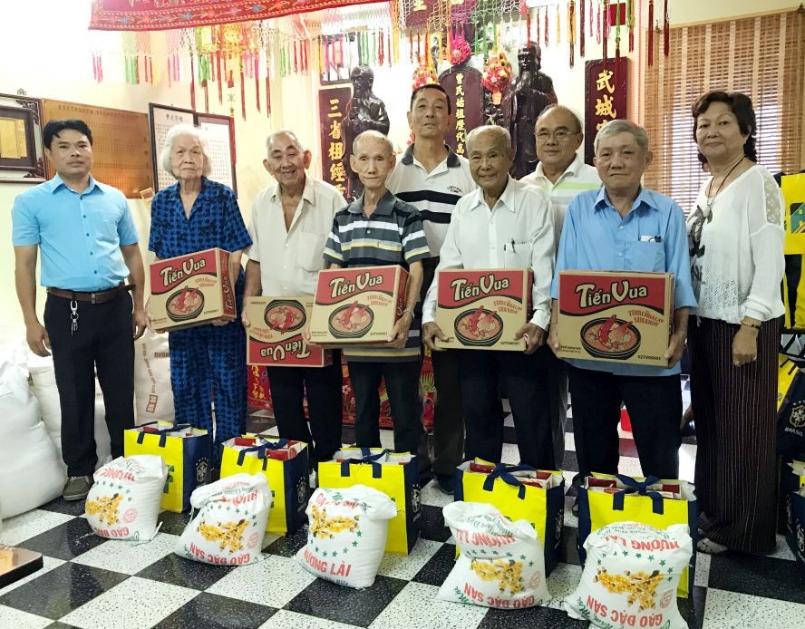 曾氏宗祠各位副理事長向宗長贈送禮物。