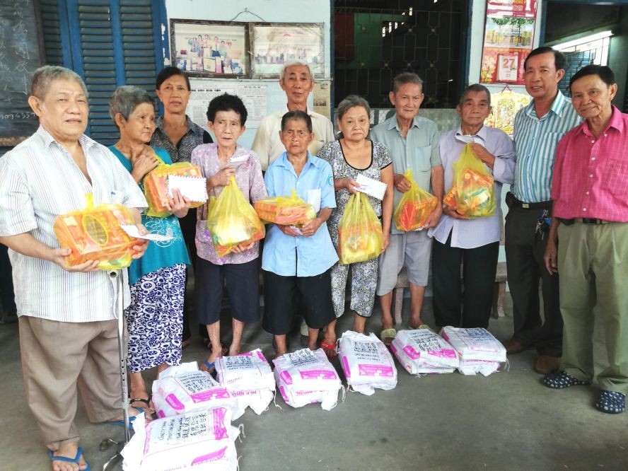 玻璃業團主席李國強和熱心廠商楊慶文(右)向團員發放禮物合照。