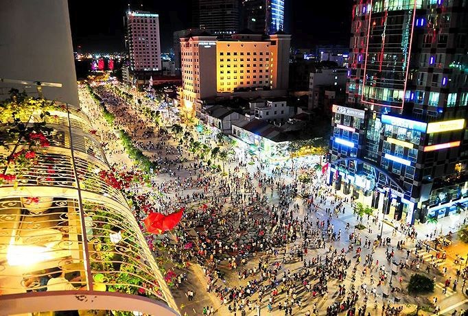 阮惠步行街上有一系列餐飲店過年期間照樣營業。