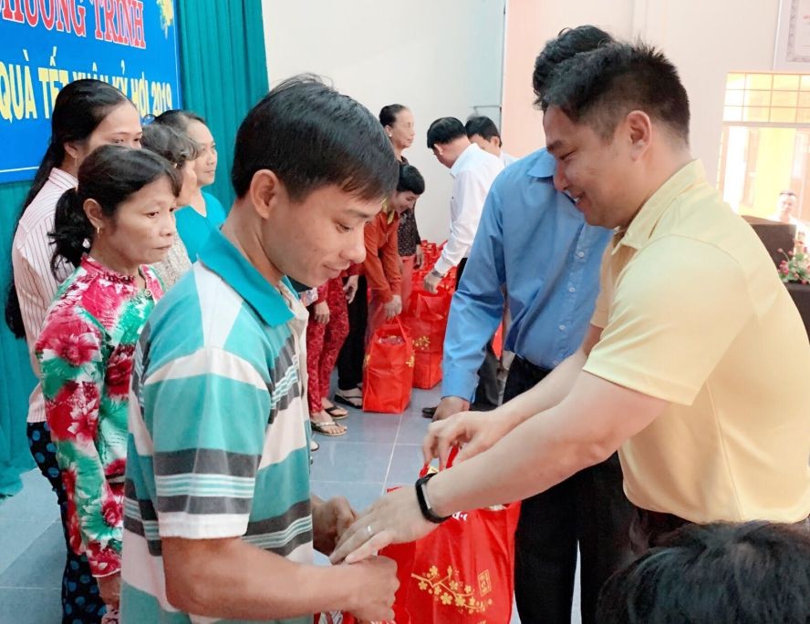 Sunny World 投資與發展股份公司董事長兼總經理張敬榮向 檳椥省政策家庭贈送禮物。