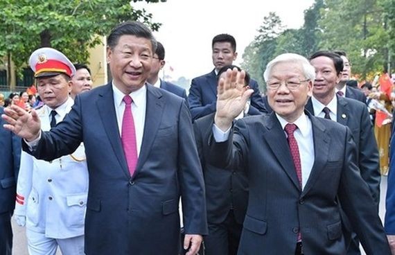 黨中央總書記、國家主席阮富仲（前右）與中共中央總書記、國家主席習近平（前左）。（圖源：越快訊）