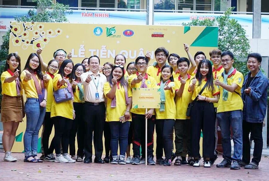 市人文社會科學大學東方學系志願隊合影。