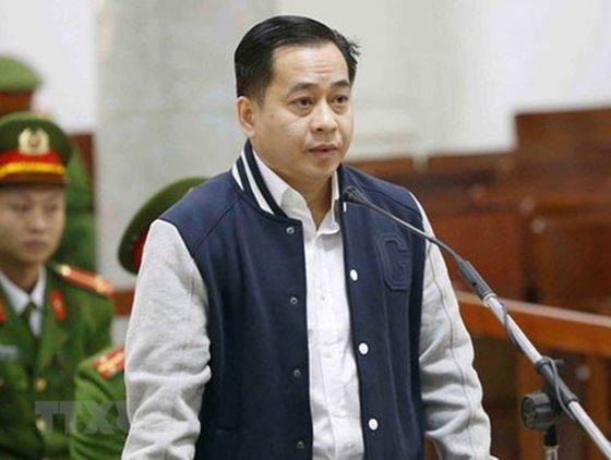 被告人潘文英武在法庭上答審判問案。