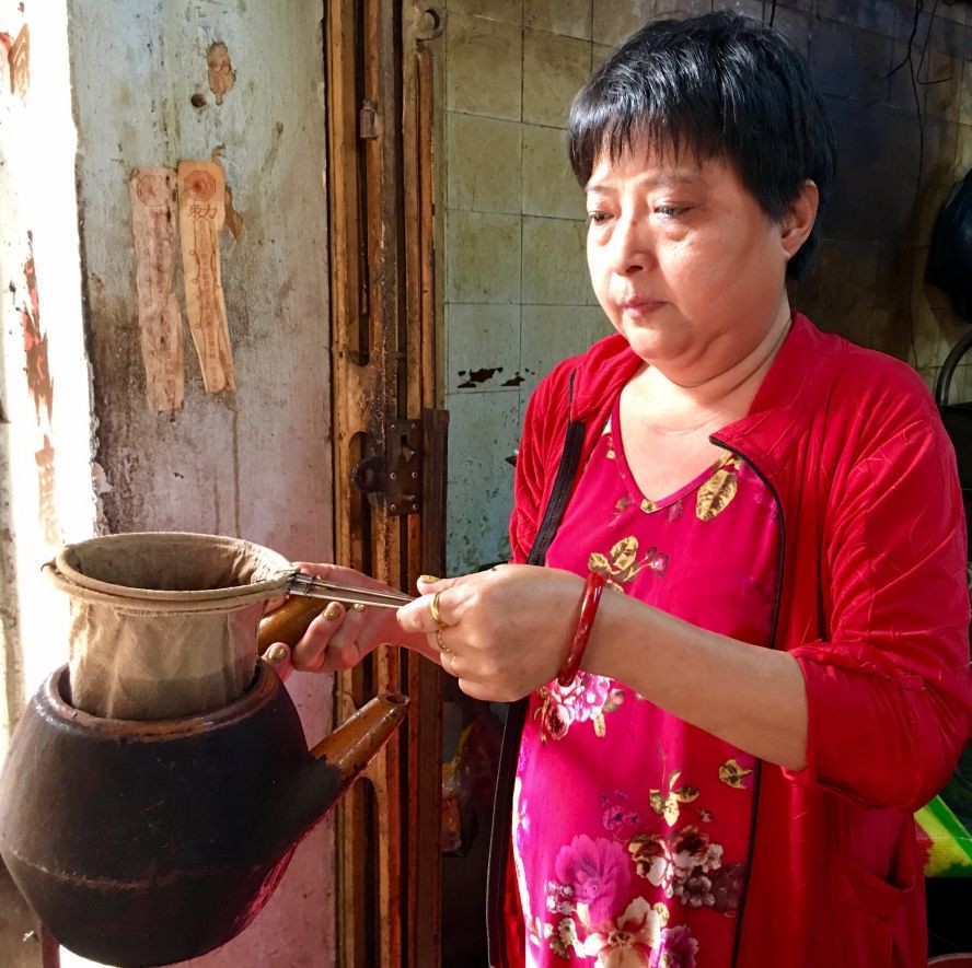 林詩凰以傳統布袋式沖咖啡。