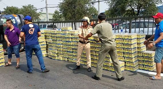 交警與民眾幫助司機將貨品收拾搬至另一車道。（圖源：志石）