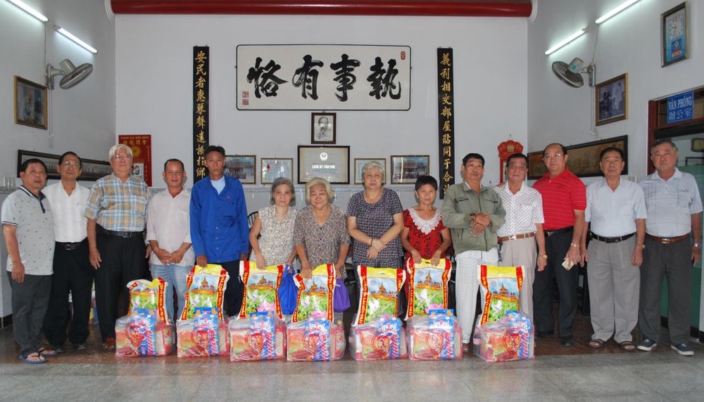 該會館理事向貧困鄉親贈送禮物。
