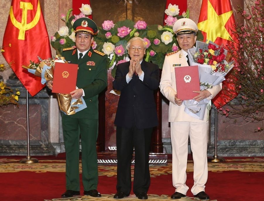 黨總書記、國家主席阮富仲向兩上將授予晉升大將《決定》。（圖源：越通社）