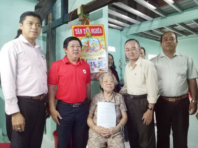 吳銀英老大娘接受溫情屋移交決定書。