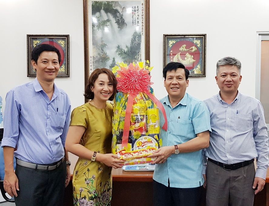 市民族處代表團向本報贈送新年禮物。