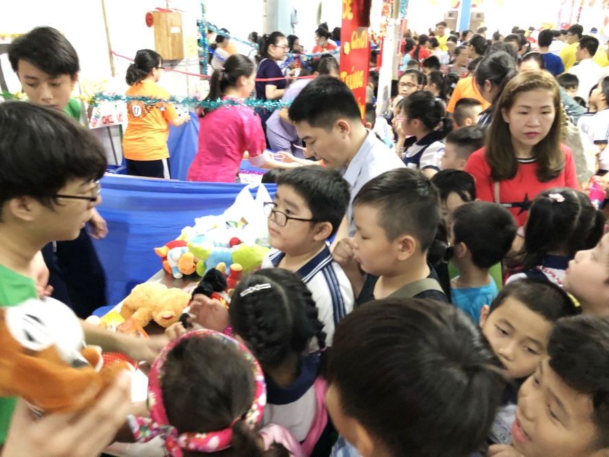 文朗學校第二分校的眾多小學生踴躍參加新春慈善盛會。