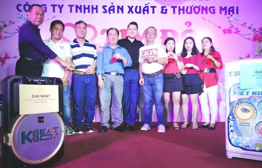 紅心公司總經理劉根全(左)與獲獎勵的出色工人合照。