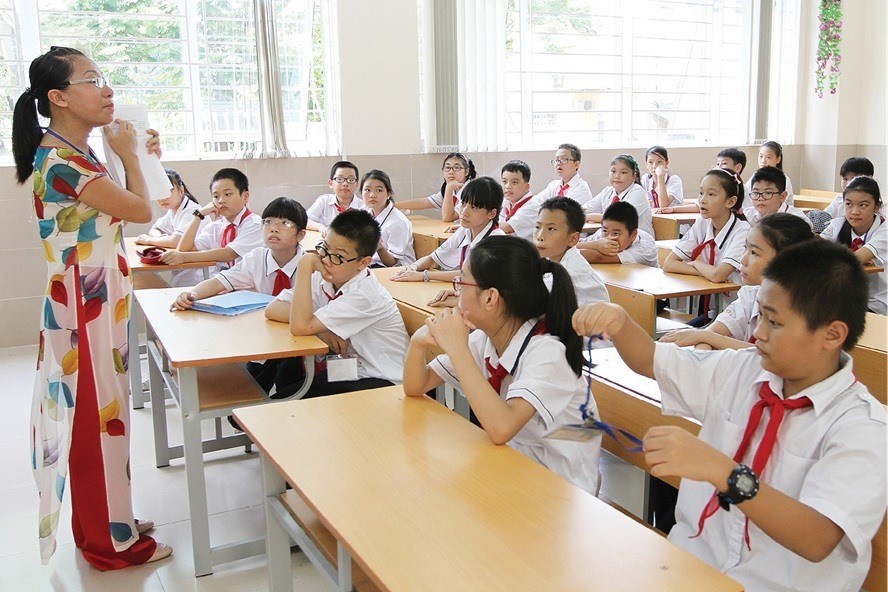 建議調升老師薪資。圖為師生課堂上一瞥。