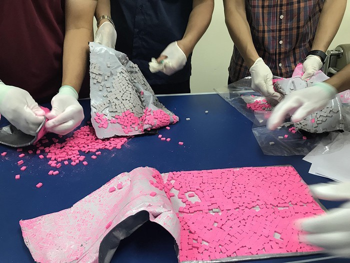 緊貼在雙面膠裡的搖頭丸被查獲。（圖源：秋禾）