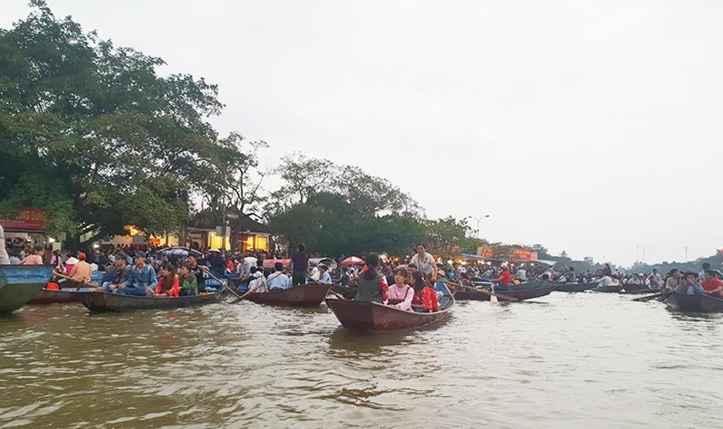 上千遊客熙熙攘攘地沿著燕溪趕廟會。（圖源：何芳）