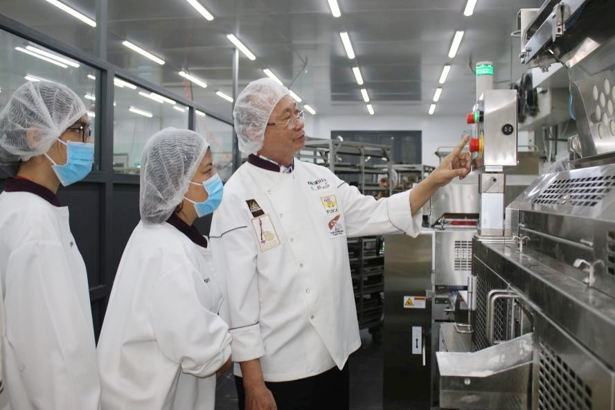 高肇力先生主理的亞洲餅家引進現代設備滿足新時期發展需求。