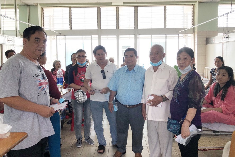 福慧慈善組昨(10)日組團一行8人前往市大水鑊醫院探訪貧困病人及派發紅包。