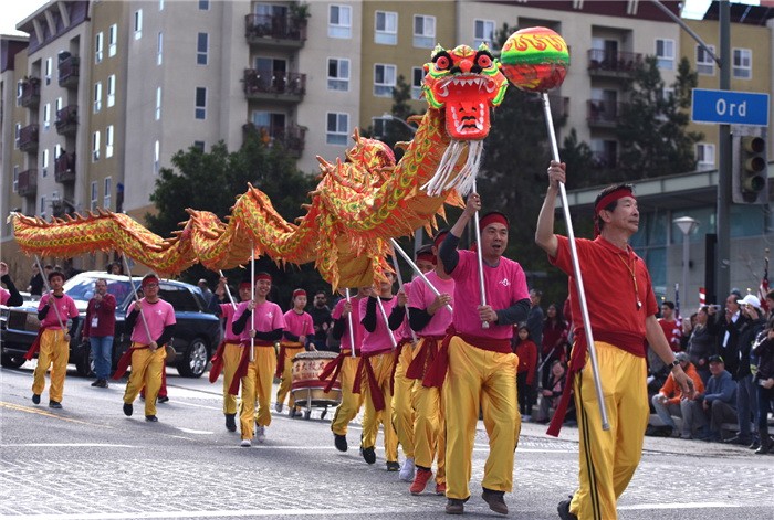 當地時間9日下午1時許，在“新年快樂”的中英文歡呼聲和喜慶喧天的鑼鼓聲中，2019年 金龍大遊行在洛杉磯中國城開場。（圖源：互聯網）