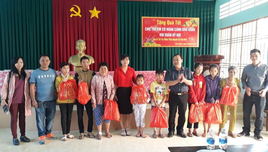 同奈省錦美縣保平鄉若干華人青年向貧窮家庭及清貧的學生贈送禮物。