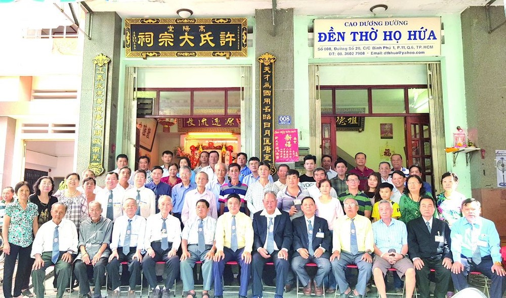 許氏宗祠理事會和宗親合影。