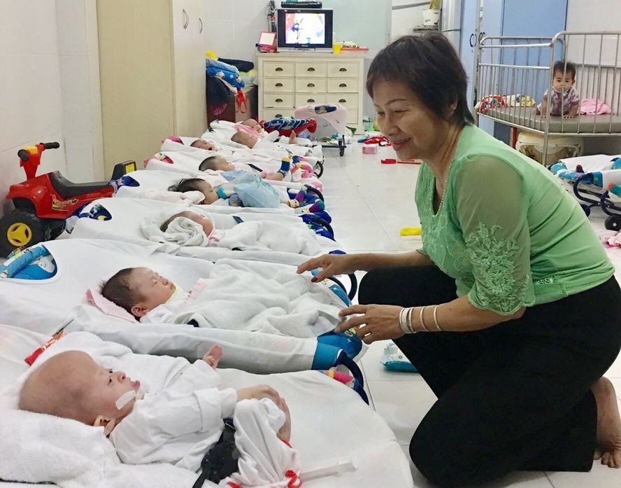 華人商販應氏蓮探望孤兒院。