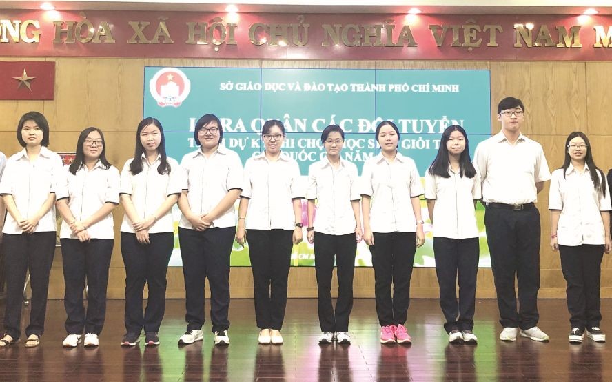 十名考取華文科優秀生合影。