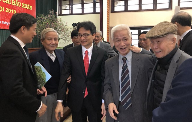 政府副總理武德膽(左三)與新聞工作者交談。（圖源：K.H）