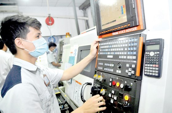 生產本市主力工業商品的維新塑料公司生產線一瞥。