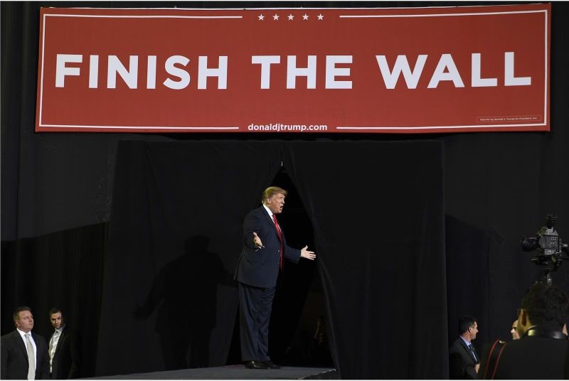 美國會兩黨達成初步協議避免政府再次“關門”。圖為特朗普在艾爾帕索對民眾演說。（圖源：AP）