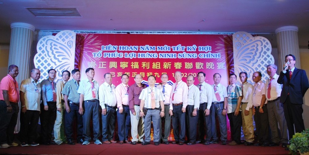 崇正興寧福利組第十屆全體理監事上台感謝諸位鄉親一直以來的支持，並向與會者敬酒。