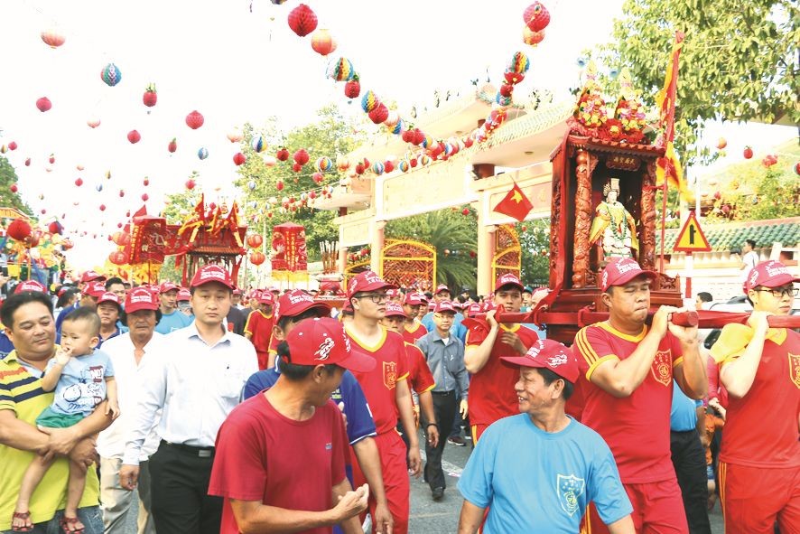 理事會與民眾恭迎聖母聖駕巡遊。