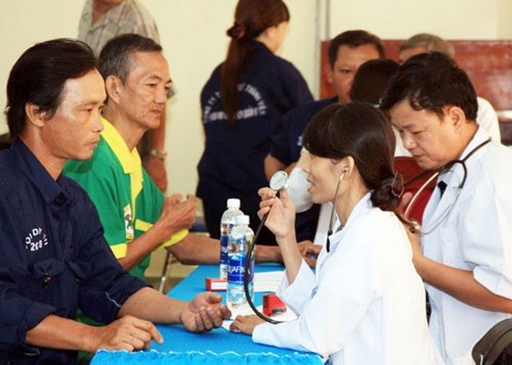 勞工參加由第六郡勞動聯團開展的“關照 健康，施醫贈藥”活動。